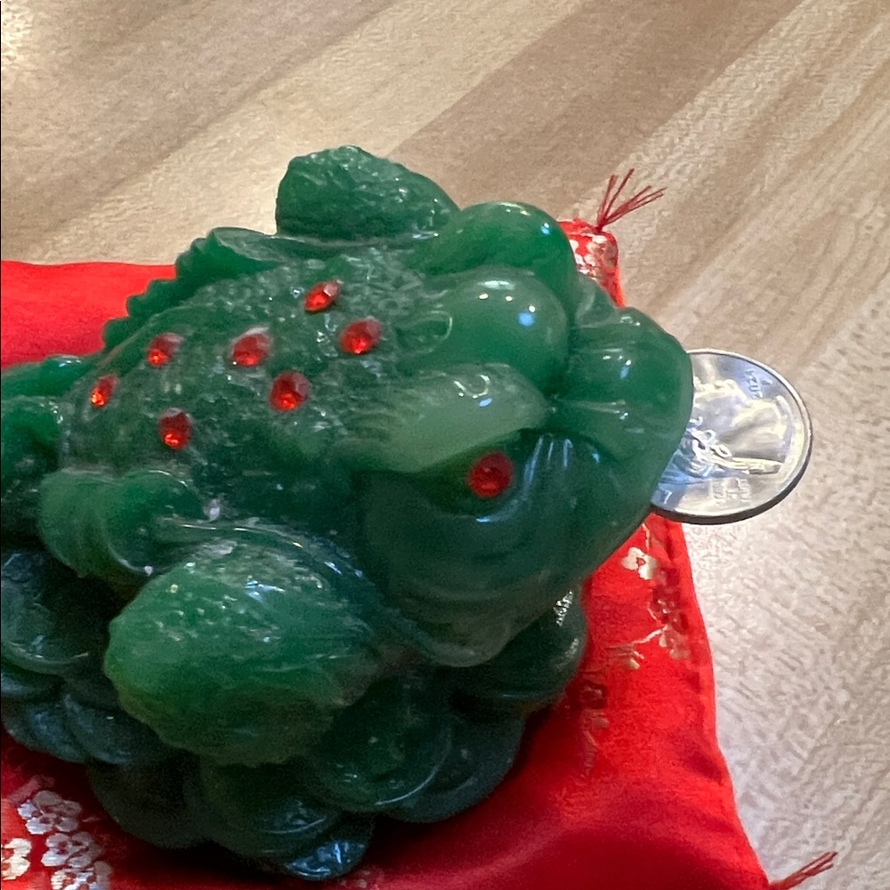 #*034= Lucky Frog Green Stone Figurine on Red Silk Cushion - Picture 5 of 9